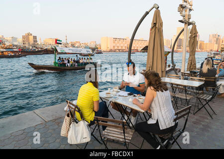 Cafe sul lungomare della baia di Al Fahidi storico quartiere di Bur Dubai Emirati Arabi Uniti Foto Stock