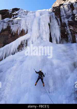 La cascata di ghiaccio, arrampicata Valle del Khumbu Nepal Foto Stock