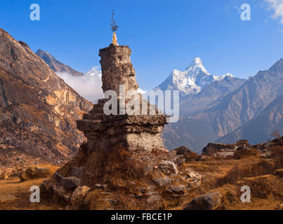 Santuario con Ama Dablam, Himalaya Nepal Foto Stock