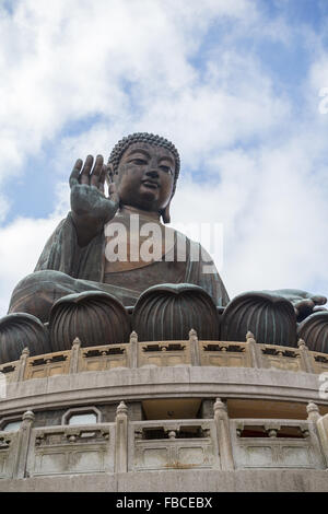 Tian Tan Buddha o la grande statua del Buddha in Hong Kong, Cina, visto dal di sotto. Foto Stock