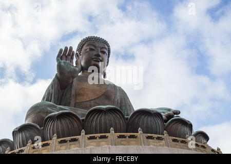 Tian Tan Buddha o la grande statua del Buddha in Hong Kong, Cina, visto dal di sotto. Foto Stock