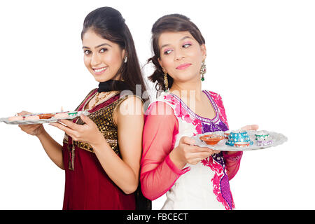 2 giovani indiani Womans amici Diwali Festival Diya mostra Foto Stock