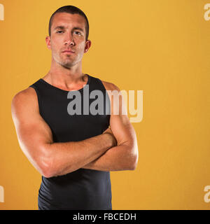 Immagine composita di fiduciosa atleta con le braccia incrociate Foto Stock