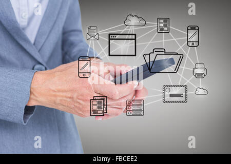 Immagine composita di imprenditrice guardando il suo smartphone Foto Stock