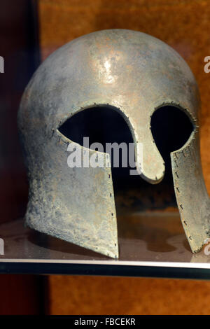 Casco achea di metallo, Museo Archeologico Nazionale di Cagliari, Sardegna Italia Foto Stock