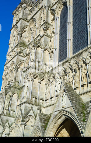 Dettaglio della scultura in pietra sulla facciata ovest della cattedrale di Salisbury, Wiltshire, Regno Unito Foto Stock