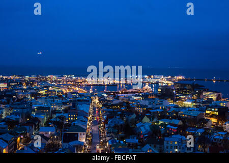 Notti vista in Islanda - che si affaccia dalla chiesa con una vista incredibile sulla città di Reykjavik Foto Stock