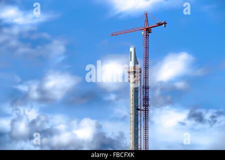 HDR paesaggio industriale con alte gru contro blu cielo drammatico Foto Stock