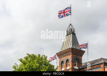 Union Jack Flag volare dalla cima di Ballynafeigh Sala Arancio nel sud di Belfast Foto Stock