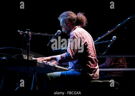 Napoli, Italia. Xi gen, 2016. Stefano Bollani, pianista e compositore italiano, suona il pianoforte e Fender Rhodes durante il suo pianoforte solista tour chiamato ' arrivano gli alieni ' nel Teatro Augusteo. © Emanuele Sessa/Pacific Press/Alamy Live News Foto Stock