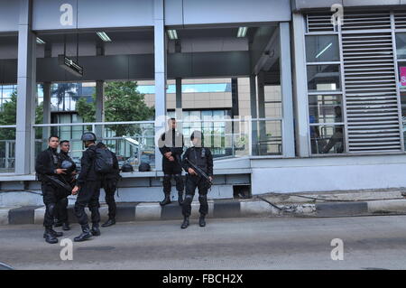 Jakarta, Indonesia. Xiv gen, 2016. Indonesiano funzionari di polizia di prendere le misure di sicurezza in prossimità della posizione di esplosioni dopo una serie di esplosioni. Credito: Azwar/Pacific Press/Alamy Live News Foto Stock