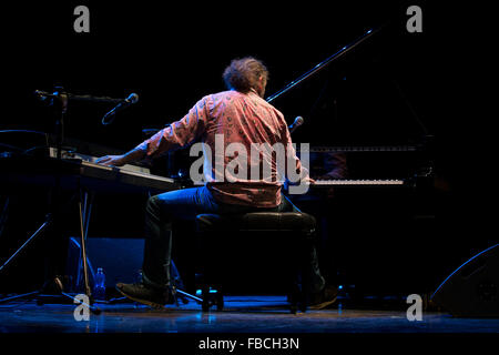 Napoli, Italia. Xi gen, 2016. Stefano Bollani, pianista e compositore italiano, suona il pianoforte e Fender Rhodes durante il suo pianoforte solista tour chiamato ' arrivano gli alieni ' nel Teatro Augusteo. © Emanuele Sessa/Pacific Press/Alamy Live News Foto Stock