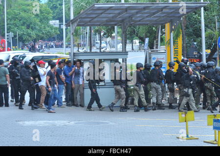 Jakarta, Indonesia. Xiv gen, 2016. Indonesiano funzionari di polizia di prendere le misure di sicurezza in prossimità della posizione di esplosioni dopo una serie di esplosioni. Credito: Azwar/Pacific Press/Alamy Live News Foto Stock