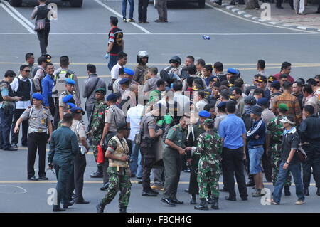 Jakarta, Indonesia. Xiv gen, 2016. Indonesiano funzionari di polizia di prendere le misure di sicurezza in prossimità della posizione di esplosioni dopo una serie di esplosioni. Credito: Azwar/Pacific Press/Alamy Live News Foto Stock