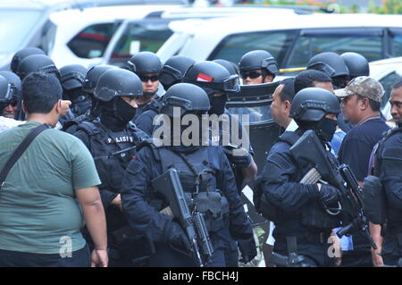 Jakarta, Indonesia. Xiv gen, 2016. Indonesiano funzionari di polizia di prendere le misure di sicurezza in prossimità della posizione di esplosioni dopo una serie di esplosioni. Credito: Azwar/Pacific Press/Alamy Live News Foto Stock