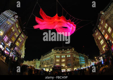 Londra, Regno Unito. 14 gennaio 2016. 1.8 Londra da Janet Eichelman di Studio Echelman in Oxford Circus, parte dell'Lumiere di Londra Festival. Folle accorse per la prima notte di Lumiere di Londra Festival 2016 come luce di installazioni artistiche sono stati svelati. Credito: Paul Brown/Alamy Live News Foto Stock