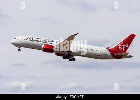 Vista laterale del Virgin Atlantics 787-900 Boeing Dreamliner aereo decollare da Londra Heathrow Foto Stock
