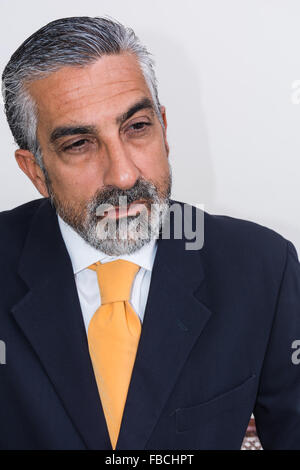 Uomo adulto, maturo, in giacca. Barbuto, brizzolato, egli ritiene, nel profondo del pensiero. Le espressioni del viso, rendendo le facce. Foto Stock
