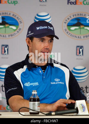 Febbraio 12, 2010; Pebble Beach, CA, Stati Uniti d'America; Padraig Harrington risponde alle domande durante una conferenza stampa dopo il secondo turno Foto Stock