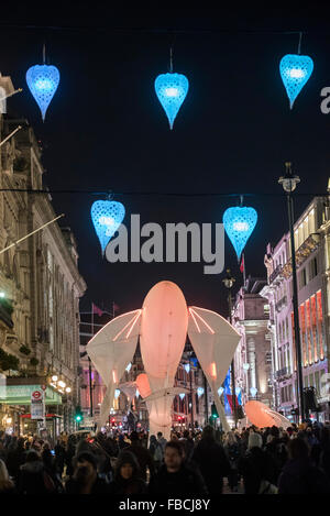 Londra, Regno Unito. 14 gennaio, 2016. Luminéoles da Porté par le vent in Piccadilly - Lumiere di Londra: il "più grande di sempre " festival della luce per colpire il capitale. Prodotto da carciofo e supportata dal sindaco di Londra per quattro serate in gennaio un host di artisti internazionali di illuminare la città da 6:30pm alle 22.30 ogni notte. Architettura iconica è stata trasformata con proiezioni in 3D, installazioni interattive e altre straordinarie opere di luce. Credito: Guy Bell/Alamy Live News Foto Stock