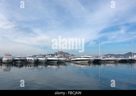 Ormeggiate barche e città vecchia Dalt Vila in background sul dicembre 17, 2015 in Ibiza, isole Baleari, Spagna Foto Stock
