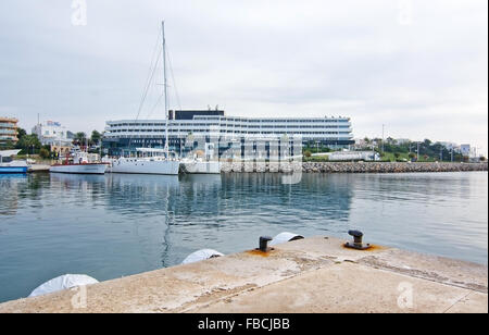 Ibiza hotel Corso nella Marina Botafoch con yachts su un soleggiato inverno mattina sul dicembre 17, 2015 a Ibiza, Spagna Foto Stock