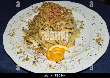 Piatto di Linguine con frutti di mare e pistacchi. Cucina tipica siciliana, la tradizione della dieta mediterranea. Foto Stock