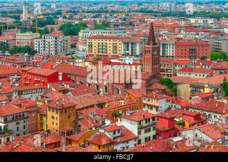 Vista aerea dei tetti rossi di Verona, Italia Foto Stock