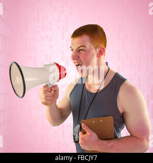 Immagine composita di angry personal trainer urla attraverso il megafono Foto Stock