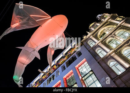 Londra, Regno Unito. 14 gennaio, 2016. Luminéoles da Porté par le vent in Piccadilly - Lumiere di Londra: il "più grande di sempre " festival della luce per colpire il capitale. Prodotto da carciofo e supportata dal sindaco di Londra per quattro serate in gennaio un host di artisti internazionali di illuminare la città da 6:30pm alle 22.30 ogni notte. Architettura iconica è stata trasformata con proiezioni in 3D, installazioni interattive e altre straordinarie opere di luce. Credito: Guy Bell/Alamy Live News Foto Stock