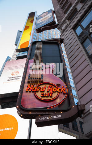 Hard Rock Cafe ristorante a tema segno sul lato dell'edificio Paramount, Broadway e Times Square a New York City Foto Stock