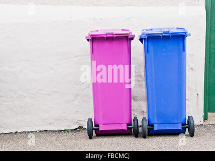 Due scomparti di riciclaggio al di fuori di una casa Foto Stock