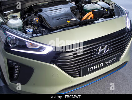 Ioniq ibrido, Jan 14, 2016 : Hyundai Motor's Ioniq ibrido è visto nel corso di una conferenza stampa tenutasi a Seul, in Corea del Sud. Il verde auto della gamma di prezzi da 22.95 milioni di won (US$18,982) a 27.55 milioni di won. Hyundai Motor ha detto il Ioniq ha una maggiore efficienza del combustibile e i suoi prezzi è più conveniente che la Prius realizzati dalla casa automobilistica giapponese Toyota. Hyundai mira a vendere circa 30.000 unità dell'Ioniq quest'anno, i media locali hanno riferito. © Lee Jae-Won/AFLO/Alamy Live News Foto Stock