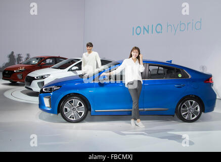 Ioniq ibrido, Jan 14, 2016 : i modelli pongono accanto alla Hyundai Motor's Ioniq auto ibride durante una conferenza stampa tenutasi a Seul, in Corea del Sud. Il verde auto della gamma di prezzi da 22.95 milioni di won (US$18,982) a 27.55 milioni di won. Hyundai Motor ha detto il Ioniq ha una maggiore efficienza del combustibile e i suoi prezzi è più conveniente che la Prius realizzati dalla casa automobilistica giapponese Toyota. Hyundai mira a vendere circa 30.000 unità dell'Ioniq quest'anno, i media locali hanno riferito. © Lee Jae-Won/AFLO/Alamy Live News Foto Stock