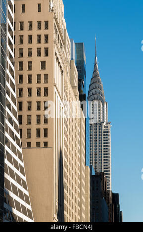 Vista guardando lungo 42nd Street a New York verso il Chrysler Building, un iconico stile art deco e il grattacielo edificio per uffici Foto Stock