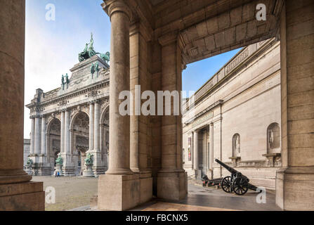 Bruxelles ingresso del museo della guerra e il giubileo Arco Trionfale nel parco del Cinquantenario o Giubileo Park Foto Stock