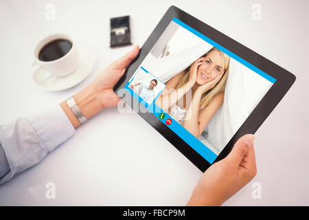 Immagine composita dell'uomo utilizzando tablet pc Foto Stock