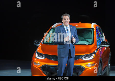 Detroit, Michigan - Mark Reuss, executive vice presidente di General Motors, introduce il bullone Chevrolet auto elettrica. Foto Stock