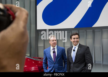 Detroit, Michigan - Ford dirigenti William Clay Ford Jr (sinistra) e contrassegnare i campi al North American International Auto Show. Foto Stock