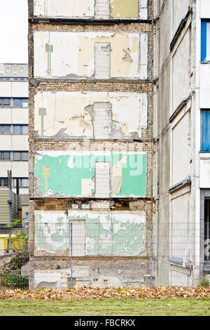 Parte di un edificio abbandonato in fase di ristrutturazione in Germania Foto Stock