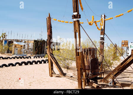 Assemblage scultura dal compianto Noah Purifoy in Noah Purifoy all aperto del deserto Art Museum, Joshua Tree, California Foto Stock