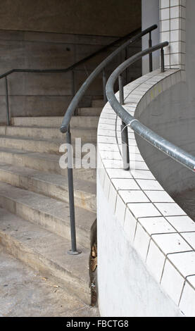 Parte di una scalinata in pietra all'ingresso di un edificio commerciale in Germania Foto Stock