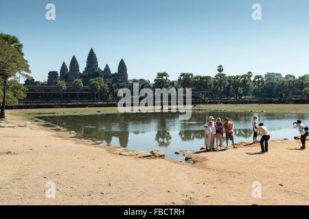 I turisti hanno la loro foto scattata nella parte anteriore di Angkor Wat in Siem Reap, Cambogia. Foto Stock