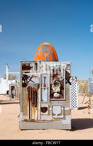 Assemblage scultura dal compianto Noah Purifoy in Noah Purifoy all aperto del deserto Art Museum, Joshua Tree, California Foto Stock