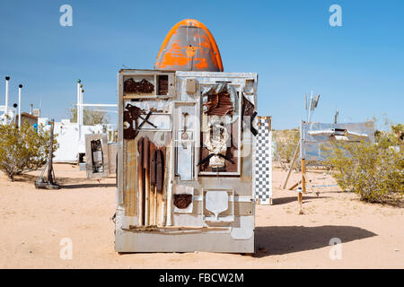 Assemblage scultura dal compianto Noah Purifoy in Noah Purifoy all aperto del deserto Art Museum, Joshua Tree, California Foto Stock