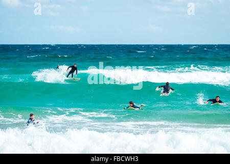 Sydney, Australia - 8 Novembre 2015: Surfers cattura le onde nelle acque di Bondi Beach in un giorno. Foto Stock