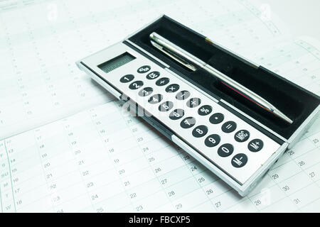 Calcolatrice tascabile e penna sul tavolo, stock photo Foto Stock