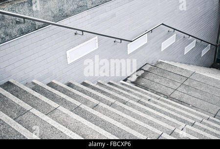 Una rampa di scale di pietra a una stazione della metropolitana in Germania Foto Stock