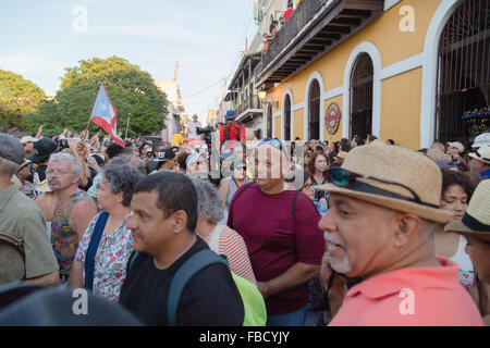 San Juan, Puerto Rico. 14 gennaio, 2016. La folla riempie la strada di San Juan Vecchia città per il festival di strada. Maria S./Alamy Live News Foto Stock