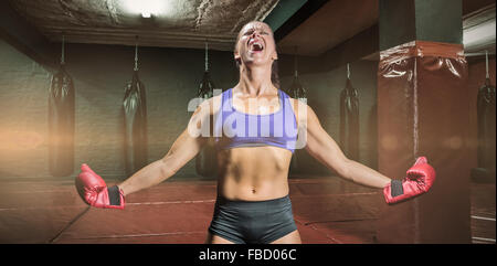 Immagine composita del combattente vincente con le braccia aperte Foto Stock